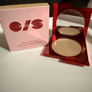 One/Size Turn Up The Base Versatile Foundation Powder — light2